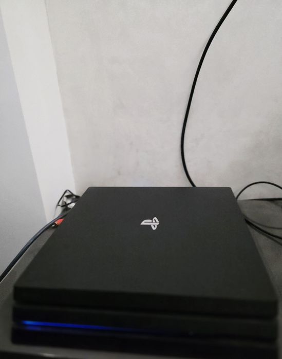 PlayStation 4 Pro 1TB + 2 controller-e +4  jocuri