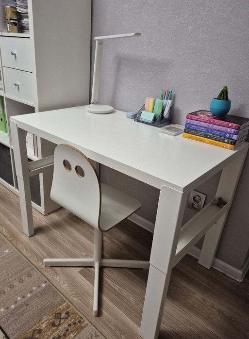 Продам стол письменный детский IKEA