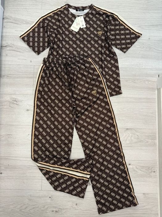 Compleu Guess 
Marimi L
Pret 260