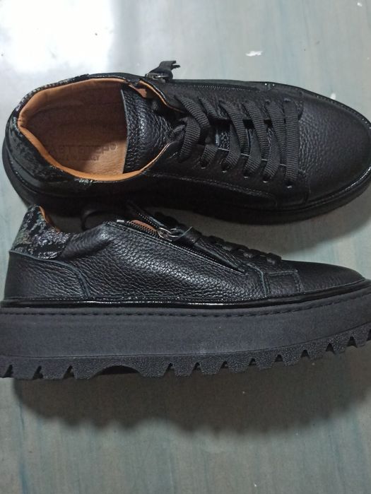 Кожанные Кроссовки 39 размера турция