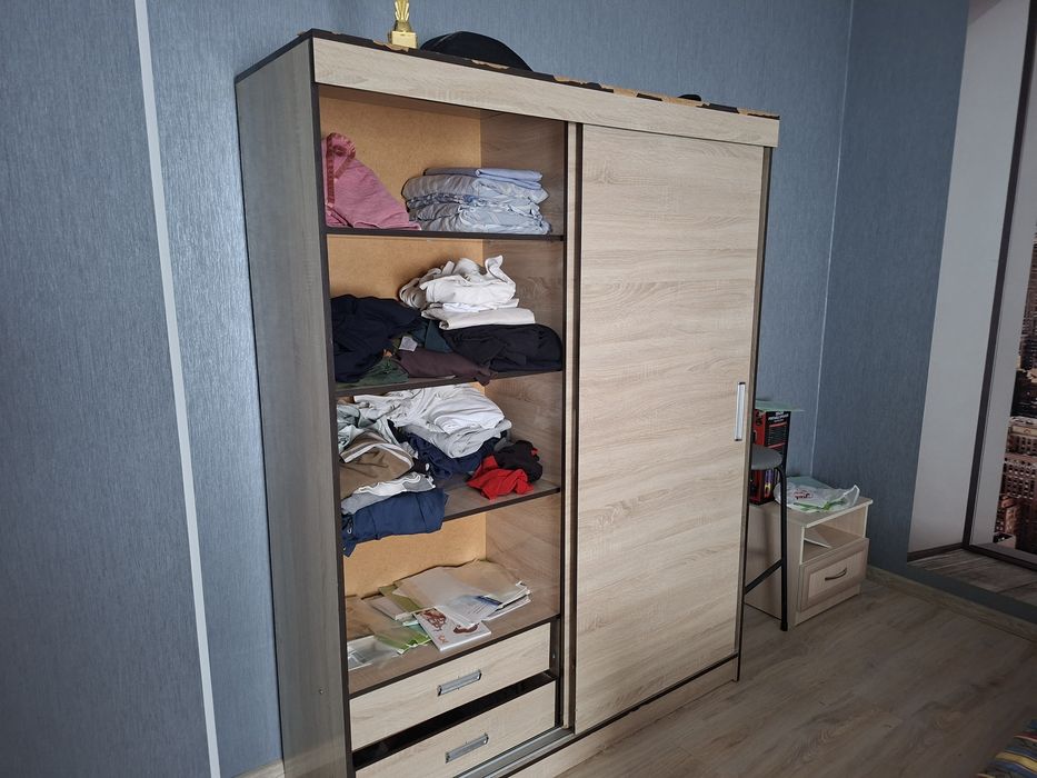 Шифонер және кроватьпен сатылады