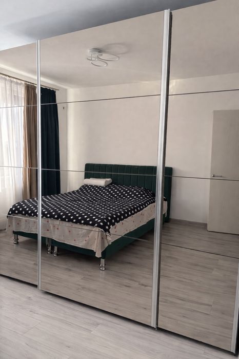 Dressing mare cu 3 usi glisante cu oglinzi+masa de machiaj-set compet