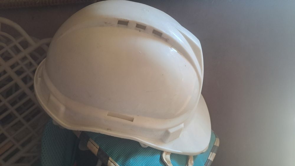 Продам каски пластмассовые