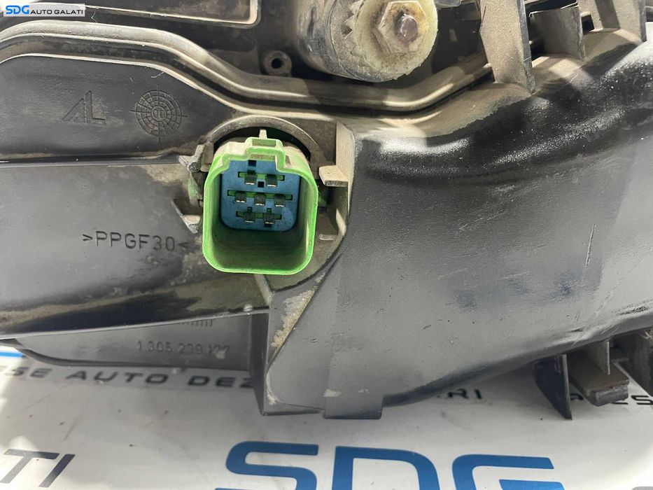 Far Dreapta EUROPA FARA Xenon cu Imperfectiuni Ford Mondeo 3 MK3 2000 - 2007 Cod 1S71-13005-AJ 0301174202 [L4128]