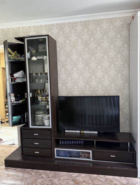 Стенка с подставкой