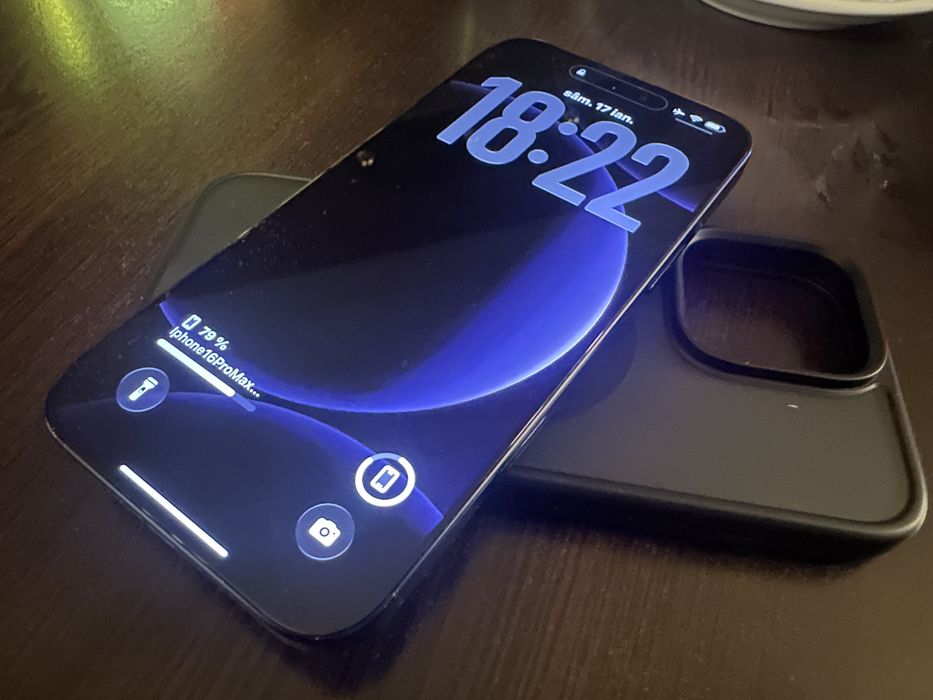 Iphone 16Pro Max in garantie/bateria100/la cutie.Spatele usor fisurat!