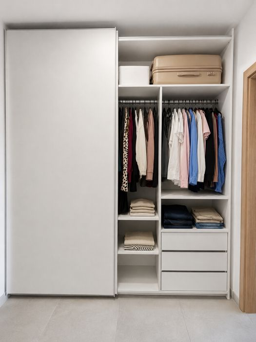 Dressing alb cu usi glisante