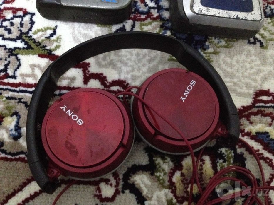 Плееры Sony Aiwa и наушники.