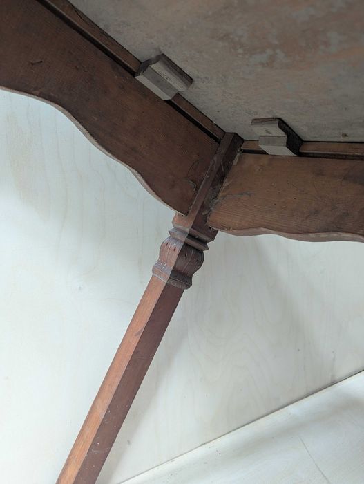 Резбована старинна маса в отлично състояние
