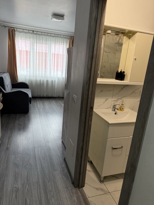 Vand garsoniera etaj 3 zona Milcov Bacau