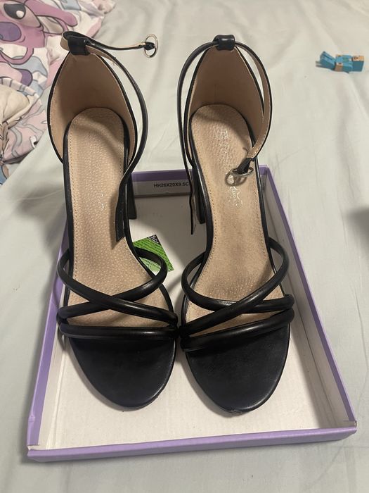 Сандали на висок ток