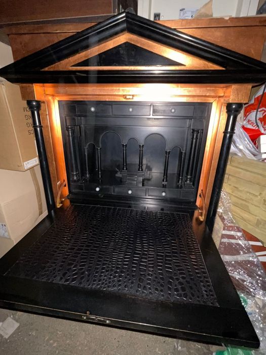 Красив античен шкаф с дърворезби