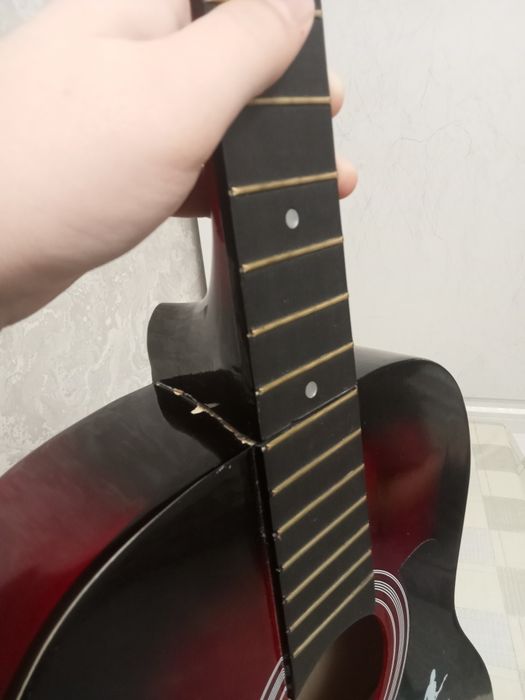 Продаеться акустическая гитара!!!