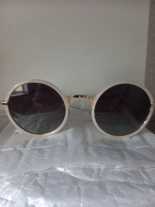 Продаются солнцезащитные очки. Новые. Круглые. На небольшое лицо.