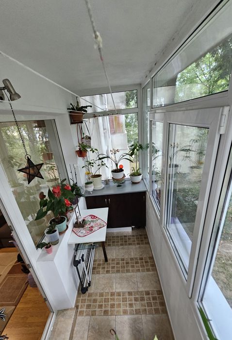 Apartament 2 camere, 51 mp, etaj 1/4, complet renovat, mobilat, utilat, intretinut impecabil, nu necesită investiții.  Zona linistita, Sp.Judetean.