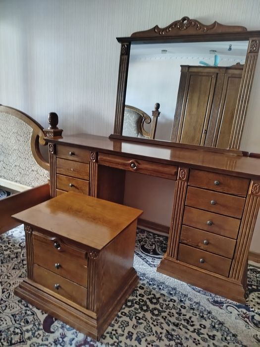 Срочно продаю комплект спальнюю мебель