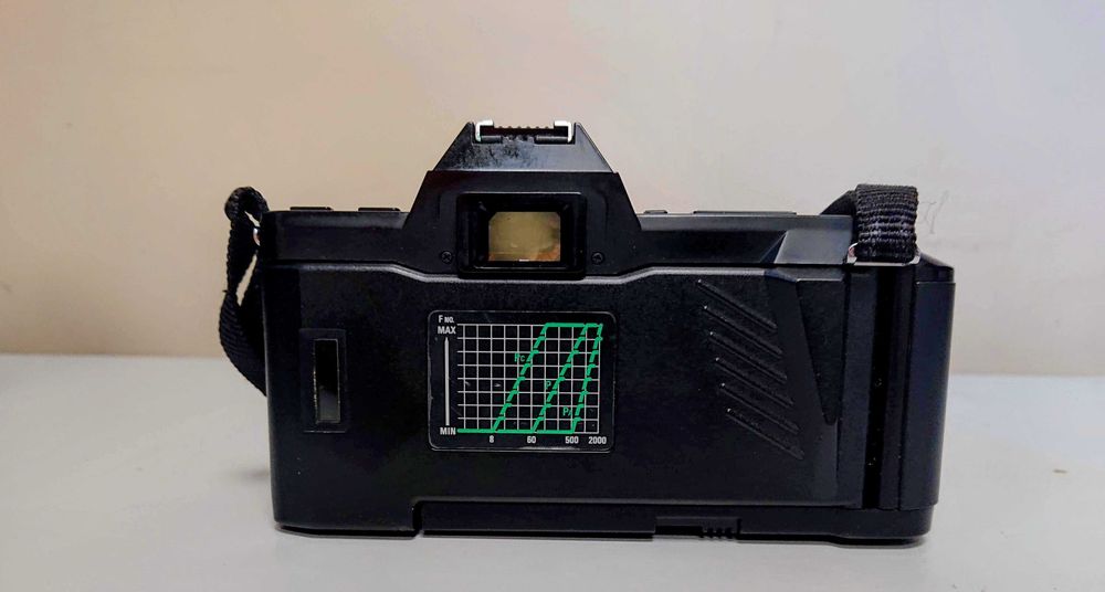 Aparat foto SLR film 35 mm Chinon CP-7m cu obiectiv Exakta 35-70mm cu blitz si inca un obiectiv bonus