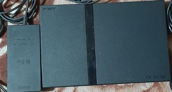 Vând PlayStation slim 2 în stare bună