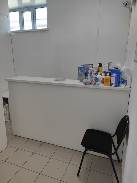 Продам ресепшен тумбу и стеллаж