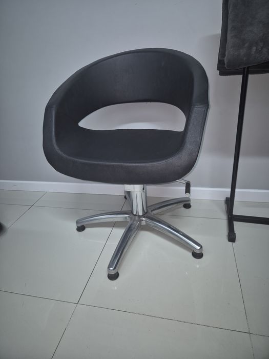 Продам кресло для парикмахера.