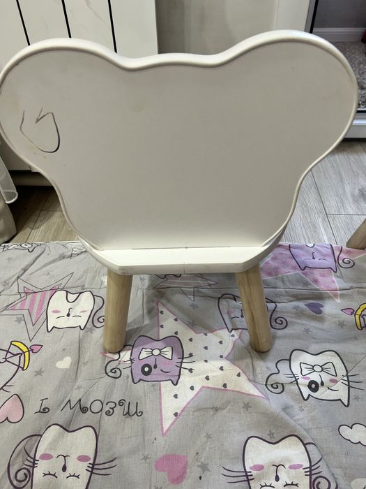 Продам детский стол с двумя стульями