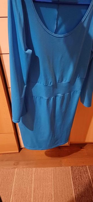 Къса синя рокля с лодка деколте и широк колан на талията