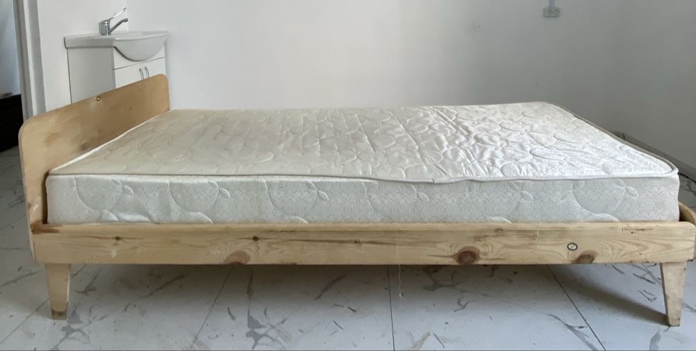 Продам кровать с матрасом
