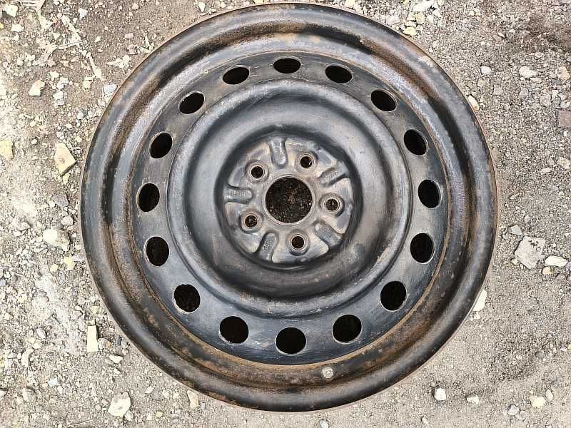 Продам ОДИН оригинальный металлический диск на Toyota Avensis