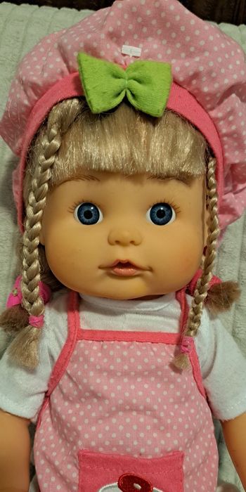 • Vând păpușă interactivă •