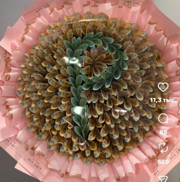 Денежный букет из долларов и тенге.