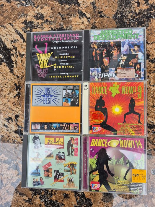 Vând 24 CD muzica usoara mixta straina artisti  internationalii
- Tot