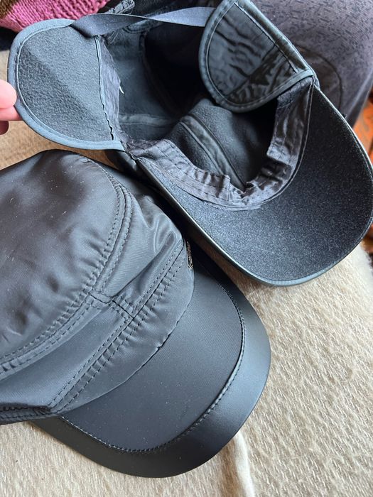 Уникална зимна шапка с твърда козирка и ушанки. пазят от вятър и студ