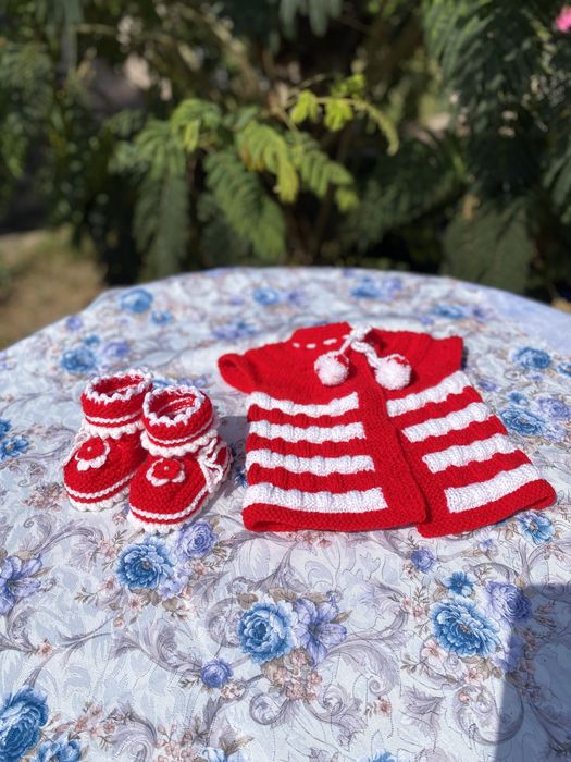 Ръчно плетено елече за бебе