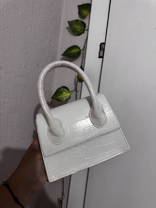 Бяла модна чанта
