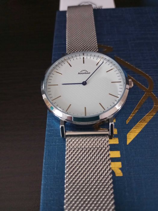 Хубав мъжки часовник в луксозна кутия