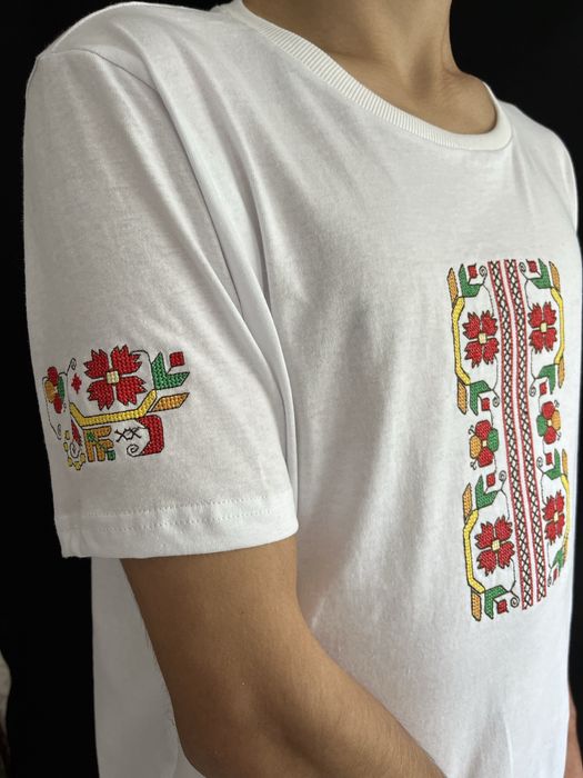 Тениски с шевица в бяло и черно