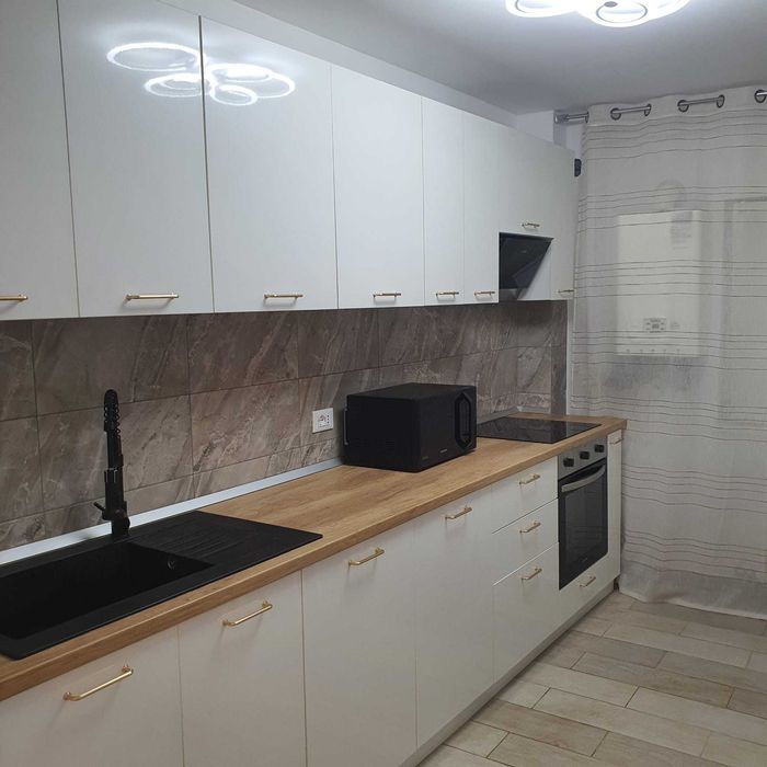 Inchiriez apartament 3 camere, 79 mp, str. Martir Horia – renovat, mobilat complet, 2 băi