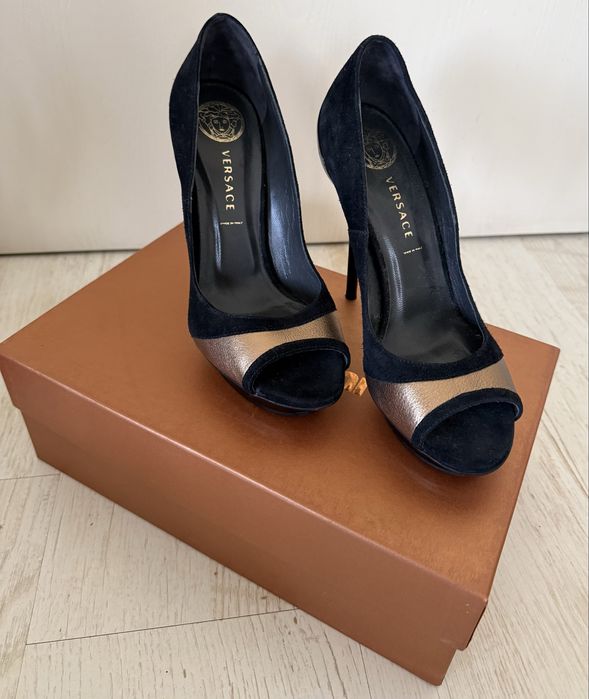 Черни велурени обувки на висок ток Versace със златни акценти-37номер