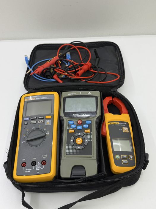 Set aparate masura: multimetru Fluke 3000 FC, clema ampermetrica Fluke a3000 FC si tester retea Goldtool. Toate cele trei aparate sunt utilizate.