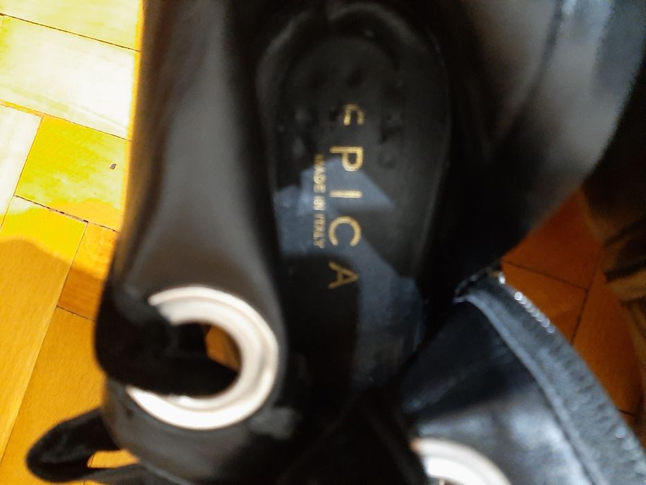 Vand ghete si botine de dama.