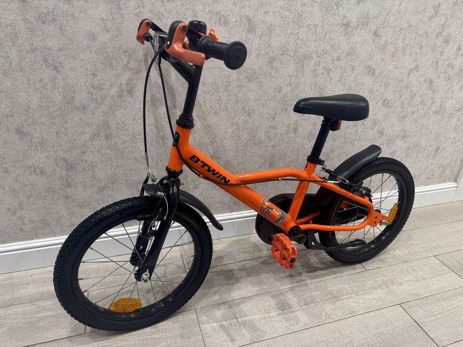 Bicicletă 16'' + roti ajutatoate + casca neagra  noua!