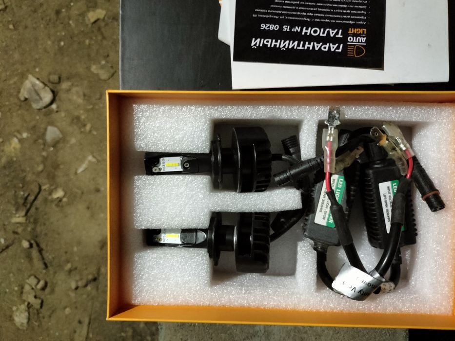 Продам лампочки би лёд и регистратор