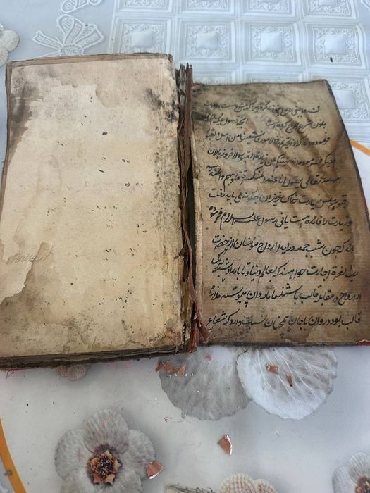 Qadimiy antikvar kitob sotiladi