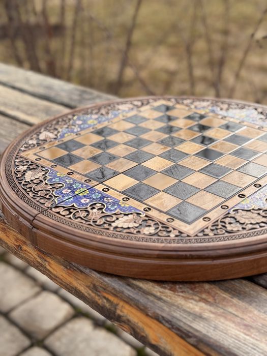 Shaxmati dumaloq 45sm yongʻoq darahtidan ishlangan.Toʻliq oʻqing