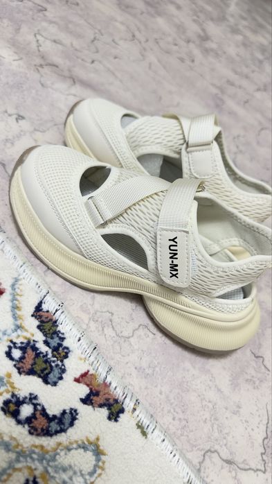 Продам кросовки на девочку 34 размер новые