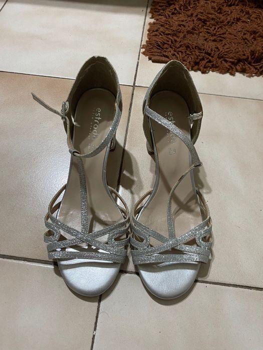 Сребристи сандали на ток Estrada