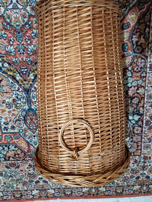 Vând coș mare împletit manual.