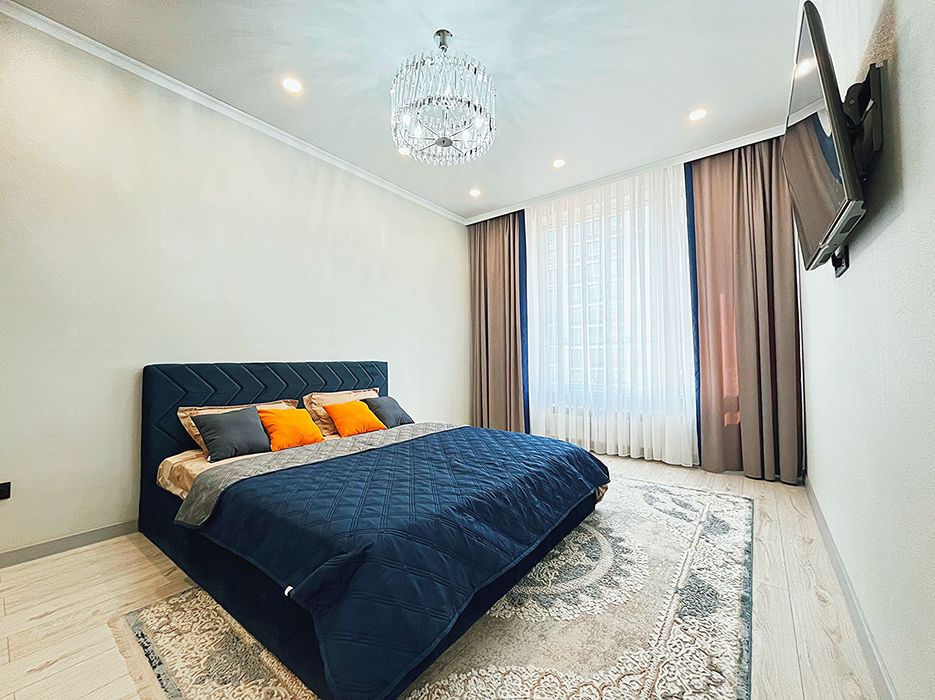 Однокомнатная квартира на Левом берегу, Хан Шатыр