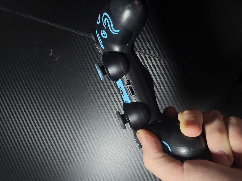 play station 4 + джойстик , перфектно състояние .