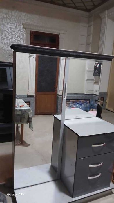 Зеркало с трюмо сотилади, яхши ҳолатда